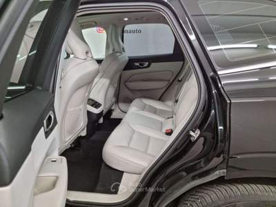 Volvo XC60 B5 (d) AWD Geartronic Momentum Pro Nero usata Erba