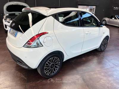 Lancia Ypsilon 1.2 69 CV 5 porte S&S S Momodesign Bianco usata Pesaro