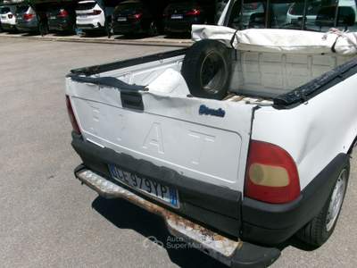 Fiat Strada 1.9 DIESEL PICK-UP 110000 KM CARROZZERIA COME DA FOTO Bianco usata Giugliano in Campania
