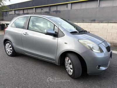 Toyota Yaris Sol 3porte ok neopatentati usata Cascina