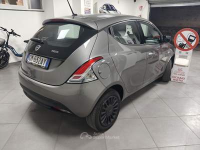 Lancia Ypsilon 1.0 FireFly 70cv Hybrid Silver Grigio usata Striano