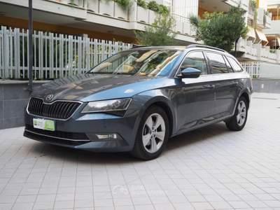 Skoda Octavia 2.0 TDI DSG Wagon Executive Grigio usata Bari