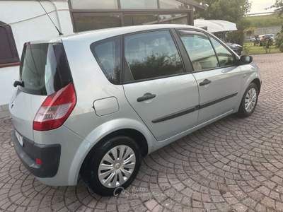 Renault Scénic 1.5 dci Confort Dynamique  IDONEA PER NEOPATENTATI Argento usata Rimini