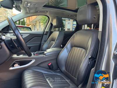 Jaguar F-Pace 3.0d Portfolio awd 300cv auto Oro usata Roma