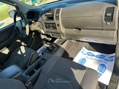 Nissan Navara Navara d.cab 2.5 dci XE 174cv Argento usata Altidona