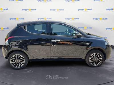 Lancia Ypsilon New 5 porte My24 1.0 Firefly 70 CvStart&Stop Hybrid Oro Nero usata Roma