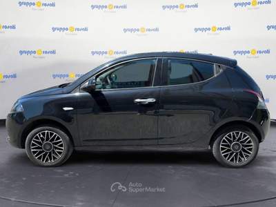 Lancia Ypsilon New 5 porte My24 1.0 Firefly 70 CvStart&Stop Hybrid Oro Nero usata Roma