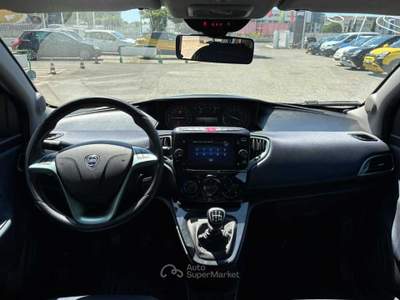 Lancia Ypsilon New 5 porte My24 1.0 Firefly 70 CvStart&Stop Hybrid Oro Nero usata Roma