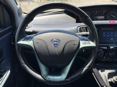 Lancia Ypsilon New 5 porte My24 1.0 Firefly 70 CvStart&Stop Hybrid Oro Nero usata Roma
