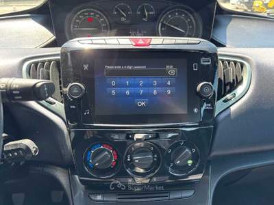 Lancia Ypsilon New 5 porte My24 1.0 Firefly 70 CvStart&Stop Hybrid Oro Nero usata Roma