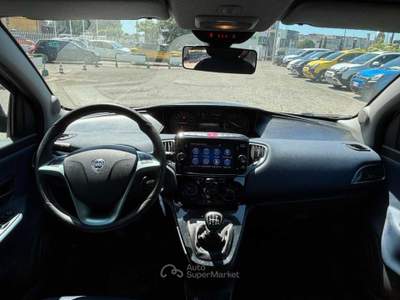 Lancia Ypsilon New 5 porte My24 1.0 Firefly 70 CvStart&Stop Hybrid Oro Nero usata Roma