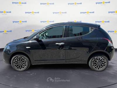 Lancia Ypsilon New 5 porte My24 1.0 Firefly 70 CvStart&Stop Hybrid Oro Nero usata Roma