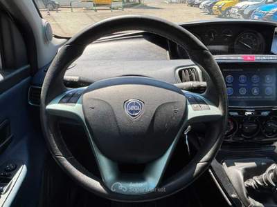 Lancia Ypsilon New 5 porte My24 1.0 Firefly 70 CvStart&Stop Hybrid Oro Nero usata Roma