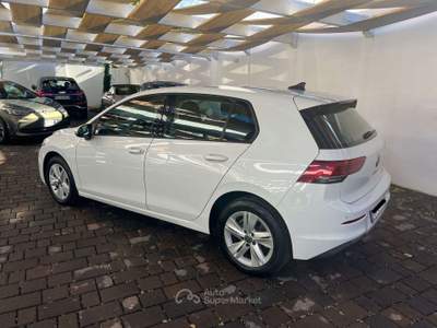 Volkswagen Golf Golf VIII 2020 1.0 etsi evo Life 110cv dsg Bianco usata Bari