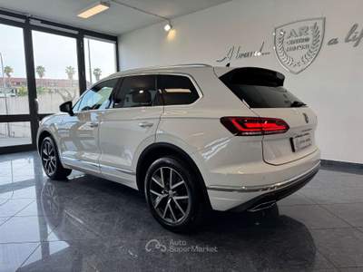 Volkswagen Touareg 3.0 V6 tdi Exclusive 231cv 4Motion Uniprop Stupend Bianco usata Giugliano in Campania