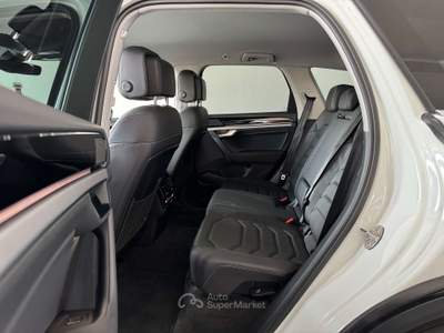 Volkswagen Touareg 3.0 V6 tdi Exclusive 231cv 4Motion Uniprop Stupend Bianco usata Giugliano in Campania