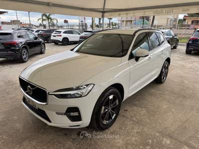 Volvo XC60 AWD MILD HYBRID MOMENTUM - 2021 Bianco usata Qualiano