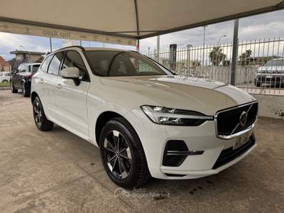 Volvo XC60 AWD MILD HYBRID MOMENTUM - 2021 Bianco usata Qualiano