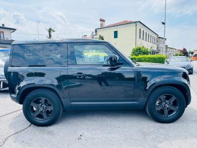 Land Rover Defender 90 3.0D I6 200 CV AWD Auto Nero usata Stra