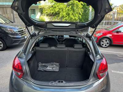 Peugeot 208 5 porte Active Grigio usata Genova