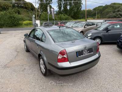 Volkswagen Passat Passat V 2000 Berlina 1.9 tdi Executive 130cv tiptronic Marrone usata Ardea