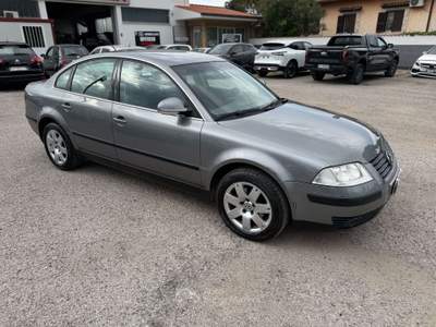 Volkswagen Passat Passat V 2000 Berlina 1.9 tdi Executive 130cv tiptronic Marrone usata Ardea