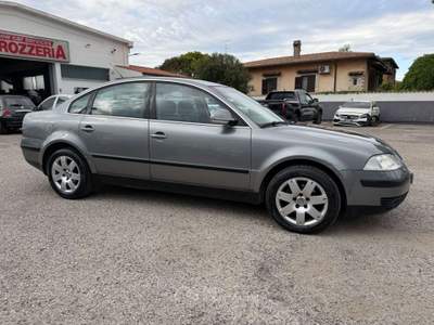 Volkswagen Passat Passat V 2000 Berlina 1.9 tdi Executive 130cv tiptronic Marrone usata Ardea