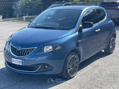 Lancia Ypsilon 1.0 FireFly 5 porte S&S Hybrid Gold Navi Car Play Blu/Azzurro usata Fiumicino