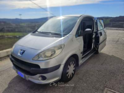 Peugeot 1007 1.4 HDi Happy 70cv Argento usata Campodipietra