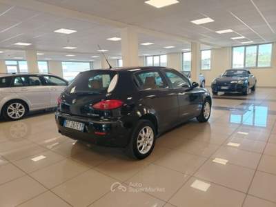 Alfa Romeo 147 1.6i 16V Twin Spark cat 5p. Distinctive Nero usata MONTE URANO