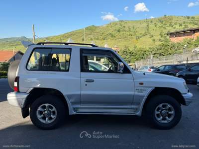 Mitsubishi Pajero Pajero 2.5 TDI MT SS GLS Target Bianco usata SANTA MARIA NUOVA
