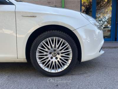 Alfa Romeo Giulietta 2.0 JTDM 140CV SENSORI PARCHEGGIO CERCHI 17" Bianco usata Venezia