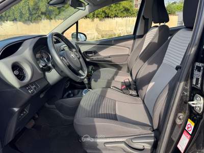 Toyota Yaris Yaris 5p 1.5h Active AUTOCARRO Nero usata Roma