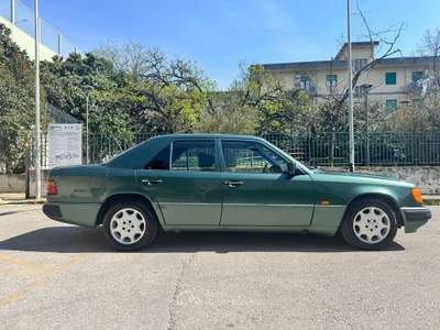 Mercedes-Benz Classe E E 200 OLDTIMER GIA' ASI - 1991 Oro usata Salerno