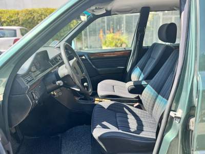 Mercedes-Benz Classe E E 200 OLDTIMER GIA' ASI - 1991 Oro usata Salerno