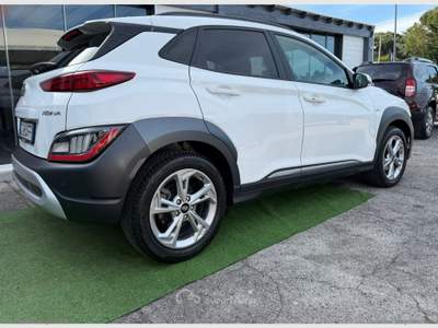 Hyundai Kona Kona 1.6 CRDI Hybrid 48V iMT XTech Bianco usata Mesagne