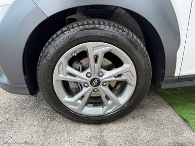 Hyundai Kona Kona 1.6 CRDI Hybrid 48V iMT XTech Bianco usata Mesagne
