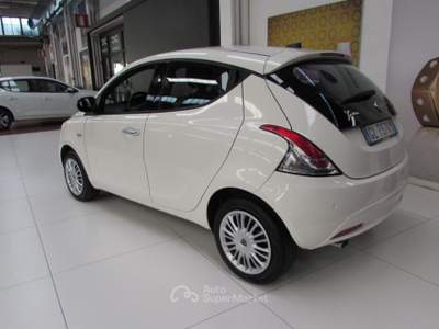 Lancia Ypsilon 1.0 FireFly 70cv 5 porte S&S Hybrid Gold Bianco usata Rho