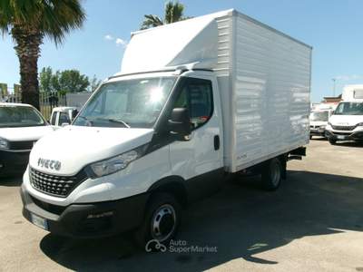 Iveco Daily 35C14 2.3 140CV E6D BOX+PEDANA PASSO 3450 7 PEDANE Bianco usata Giugliano in Campania