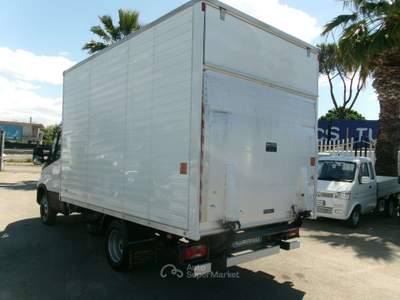 Iveco Daily 35C14 2.3 140CV E6D BOX+PEDANA PASSO 3450 7 PEDANE Bianco usata Giugliano in Campania