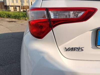 Toyota Yaris Yaris 5p 1.0 Active neopatentati Bianco usata Dello