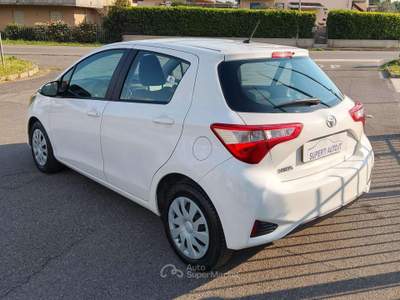 Toyota Yaris Yaris 5p 1.0 Active neopatentati Bianco usata Dello