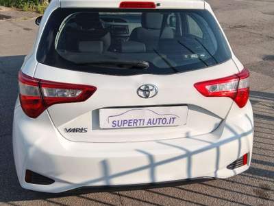 Toyota Yaris Yaris 5p 1.0 Active neopatentati Bianco usata Dello