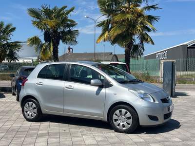 Toyota Yaris 5 porte Luxury pack FINANZIABILE Argento usata Manzano