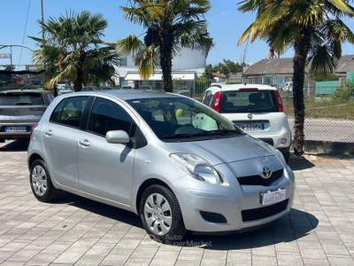 Toyota Yaris 5 porte Luxury pack FINANZIABILE Argento usata Manzano