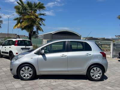 Toyota Yaris 5 porte Luxury pack FINANZIABILE Argento usata Manzano