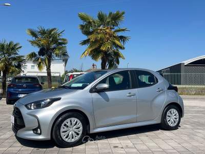 Toyota Yaris 5 porte Business FINANZIABILE Argento usata Manzano
