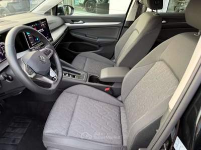 Volkswagen Golf 1.5 eTSI ACT Life DSG PDC LED CARPLAY Nero usata Serravalle