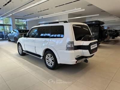 Mitsubishi Pajero 3.2 DI-D INSTYLE LWB AUT (140KW) Bianco usata Forlì