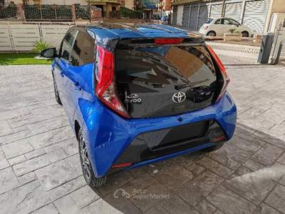 Toyota Aygo  Apple CarPlay/Android Auto, sensori parcheggio e retrocamera Blu/Azzurro usata Angri